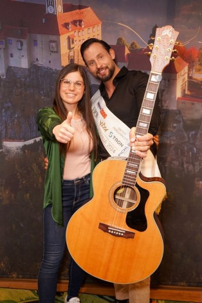 Im Rahmen der Geburtstagsfeier von Crocoland am 12.4.2025 in der Vulkanlandhalle Riegersburg wird auch das neue Crocolied vorgestellt: Mister Austria Christopher Dengg begleitet dabei Songwriterin und Sängerin Verozée auf der Gitarre. (Foto Mr. Knips Emanuel Klampfer)&nbsp;