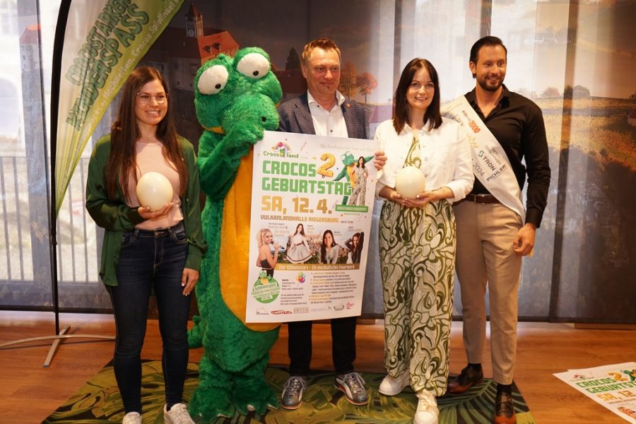 Am 12.4.2025 lädt das Crocoland zum 2. Geburtstag. Songwriterin und Sängerin Verozée, Bürgermeister Manfred Reisenhofer, Gründerin von Crocoland Claudia Schmidt und Mister Austria Christopher Dengg, (Foto Mr. Knips Emanuel Klampfer)&nbsp;