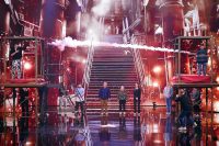 Die Jurymitglieder Bruce Darnell und Dieter Bohlen haben den Goldenen Buzzer für den Magier Fabian Blochberger gedrückt. (Foto Supertalent RTL und RTL+ / Stefan Gregorowius)