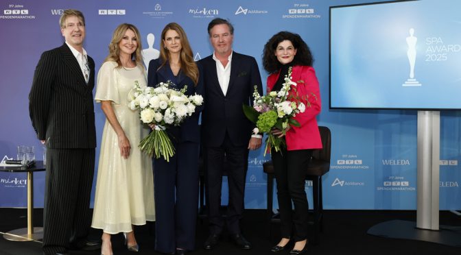 28. SPA AWARDS: Elizabeth Hurley als „Beauty Idol“ ausgezeichnet