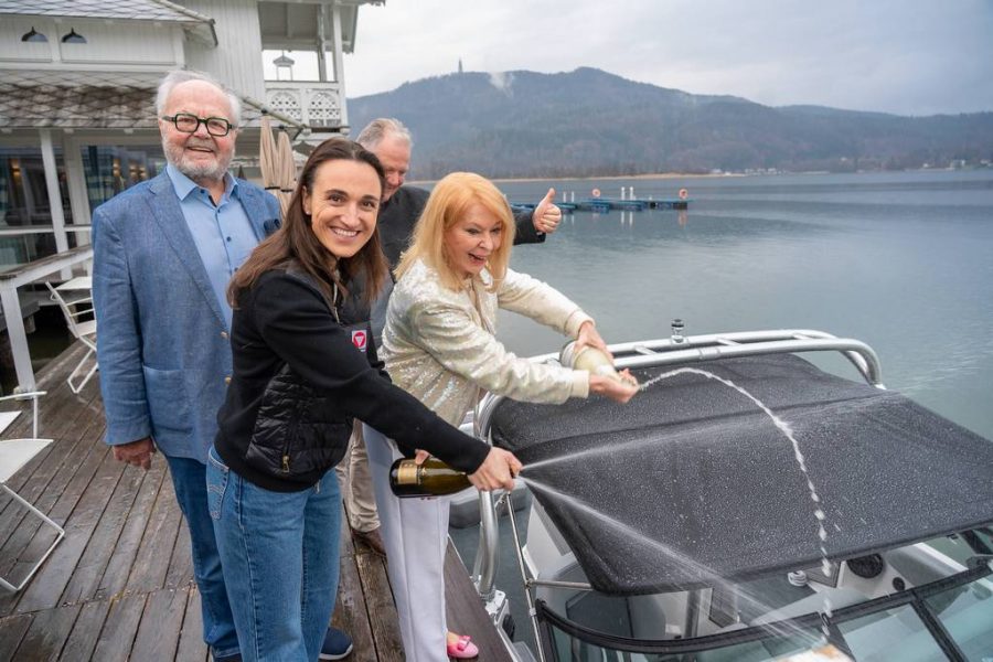 Saisonopening des Werzer's Hotel am Wörthersee. Hans-Werner Frömmel, Gerda Rogers und Olympiasiegerin Lara Vadlau bei der Bootstaufe. (Foto Andreas Tischler)