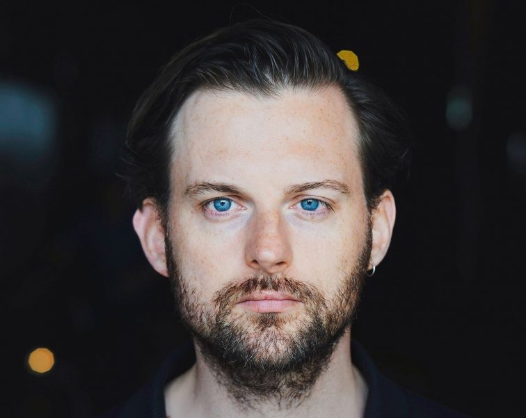 Alexander Finkenwirth beendet 2024 die Dreharbeiten zur 2. Staffel der emmyprämierten Serie „The Empress“. Anschließend zeigt er sein komödiantisches Talent in der zdfneo-Serie „Späti“. (Foto Pascal Haas)