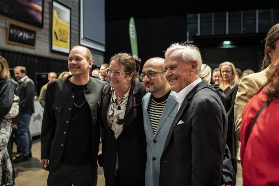 Florian Pochlatko bei der Eröffnung der Diagonale 2025 mit seinen Eltern und Produzent Arash T. Riahi (2.v.re). (Foto Diagonale / Miriam Raneburger)