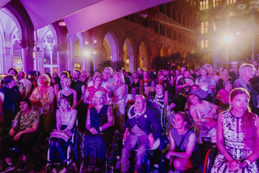 Durch den Abend des DIVERSITY BALL führen die beliebten Moderator*innen&nbsp;Amira Awad,&nbsp;Miriam Labus&nbsp;und&nbsp;Markus Freistätter. (Foto Christine Miess)