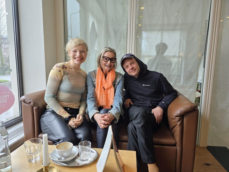 Florian Pochlatko mit Schauspielerin Luisa-Céline Gaffron und Journalistin Hedi Grager. (Foto privat)