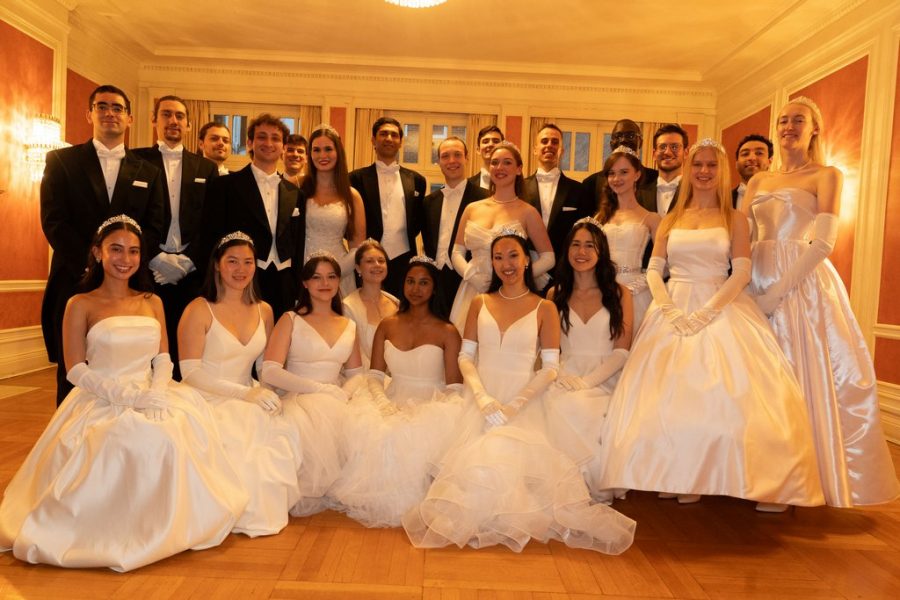 Die Debütantinnen beim Viennese Opera Ball New York. (Foto Charles Wills / leisure communications)