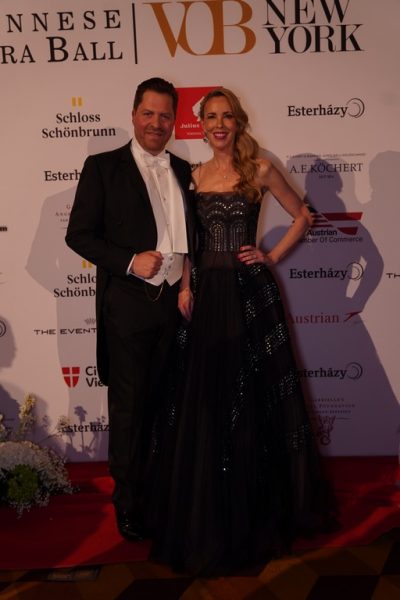 Viennese Opera Ball New York: Silvia Frieser und Daniel Serafin ließen die New Yorker Kulturfansantanzen, um kulturelle Freundschaft zu zelebrieren. (Foto Charles Wills / leisure communications)