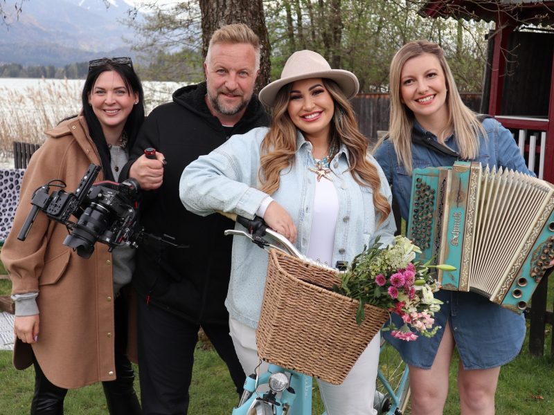 "Am Baggersee" ist der neue Gute-Laune-Sommer-Hit von ADRIANA feat. Sabrina Kulovits - mit mitreißenden Reggae-Rhythmen und beschwingten Harmonika-Klängen. (Foto ADRIANA)