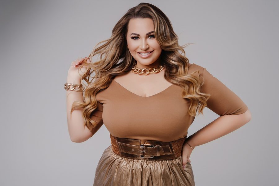 „Am Baggersee“ von ADRIANA ist mehr als nur ein Lied – es ist ein Aufruf, die schönen Momente im Leben zu genießen und die Nähe zur Natur zu schätzen. (Foto prontolux.productions / lizzkrobath.photo)