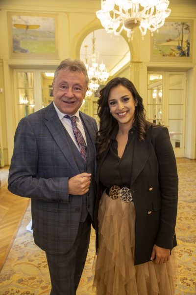 Der Bürgermeister von Gars Martin Falk mit Koloratursopranistin Hila Fahima. (Foto Jürgen Hammerschmid)