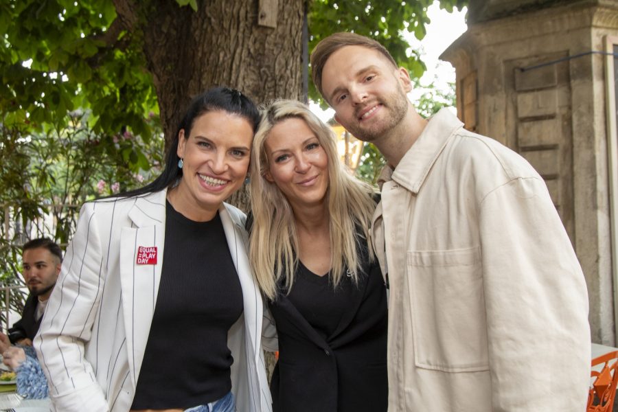 Das Schönbrunner Stöckl eröffnete seine neue Sommerbühne. Das ließen sich Conny Kreuter, Simone Lugner und Herby Stanonik nicht entgehen. (Foto Jürgen Hammerschmid)