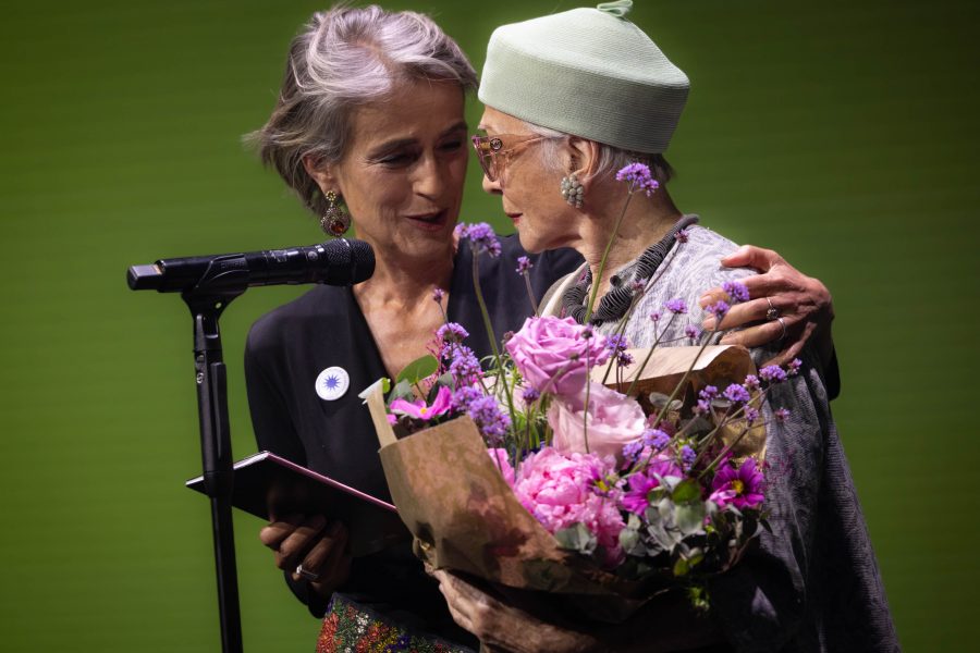 Ein besonders emotionaler Moment der Filmpreis Gala 2025 war die Würdigung der 88-jährigen Schauspielerin&nbsp;Christine Ostermayer. Die berührende Laudatio hielt Mercedes Echerer. (Foto eSeL)