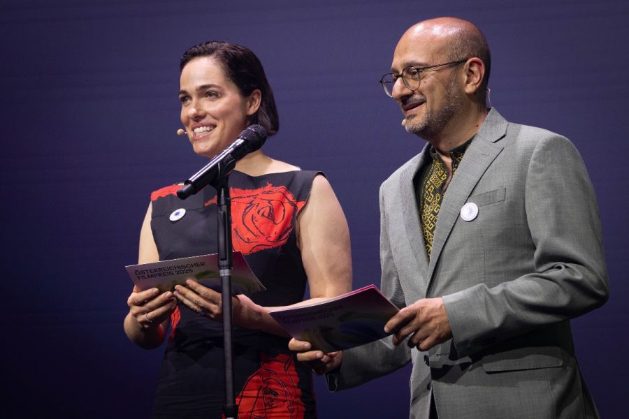 Verena Altenberger und Arash T. Riahi anlässlich der schrecklichen Ereignisse in Graz: „Was diese Woche passiert ist, hat uns tief getroffen. Was geschehen ist, bleibt Teil unserer Gegenwart. Aber die Filme und Geschichten, die heute Abend gewürdigt werden, erzählen von Mut, von Mitgefühl, von Menschlichkeit – und erinnern uns daran, dass es diese Kräfte gibt. (Foto eSeL)