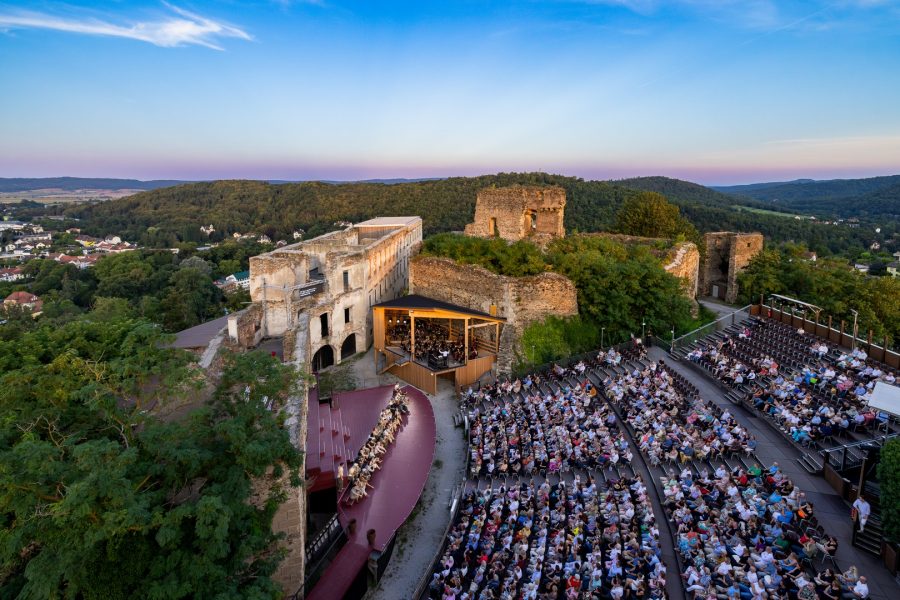 Die Oper BURG GARS zu einem außergewöhnlichen Opernerlebnis ein. Inmitten der beeindruckenden Kulisse des Waldviertels entfaltet sich Giuseppe Verdis Meisterwerk „La Traviata“. (Foto Alexander Ch. Wulz)