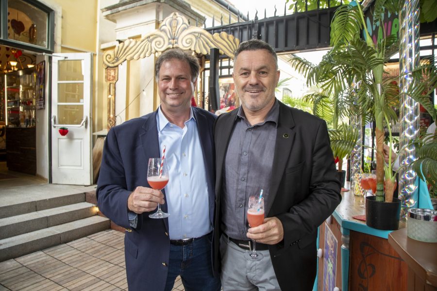 Das Schönbrunner Stöckl eröffnete seine neue Sommerbühne. Mit dabei Sandor Habsburg-Lothringen und Klaus Panholzer. (Foto Jürgen Hammerschmid)