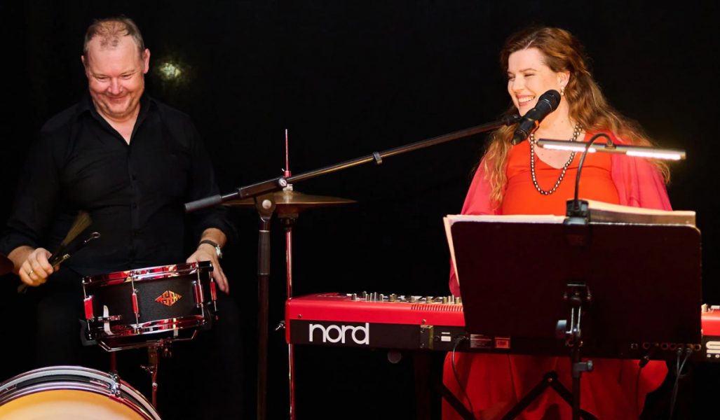 SCHULLIN Präsentation der neuen Kollektion "Together". Mit ihrem eigens komponierten Together-Song interpretierte Jazz-Sängerin Simone Kopmajer das Thema der Kollektion. (Foto Jakob Kotzmuth, Schullin)