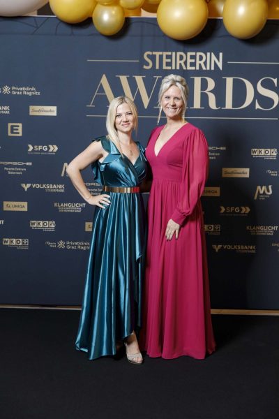 Die STEIRERIN Gala wurde wieder professionell und sehr charmant von Simone Koren-Wallis moderiert. Im Bild mit STEIRERIN Chefredakteurin Lissi Stoimaier. (Foto Thomas Luef)