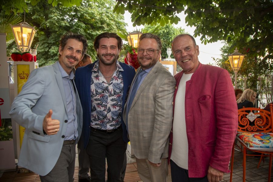Bei der Eröffnung der Sommerbühne des Schönbrunner Stöckl waren u.a. mit dabei: Thomas Peschta, Ivan Trojani, Peter Dobcak und Dominic Schmid. (Foto Jürgen Hammerschmid)