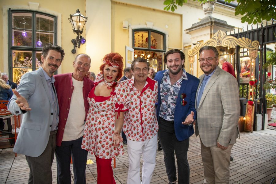 Die Sommerbühne des Schönbrunner Stöckls bietet ein vielfältiges und spannendes Programm für jeden Musikgeschmack: Thomas Peschta, Peter Dobcak, Tamara Trojani, Konstantin Schenk, Ivan Trojani und Dominic Schmid. (Foto Jürgen Hammerschmid)