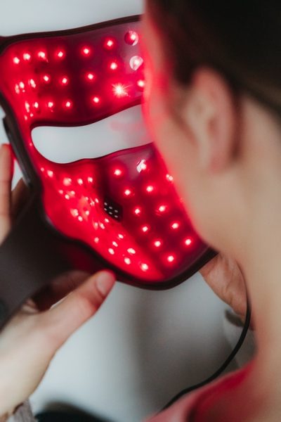VINOBLE COSMETICS: Die 4D laser light therapy mask ist dank ihrer einzigartigen Langwellen-Lichttherapie 6x effizienter als herkömmliche LED-Masken. (Foto VINOBLE COSMETICS / Patricia Pillinger)