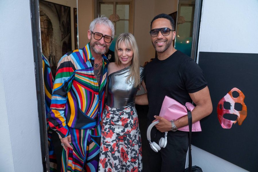 Vernissage von Franz-Josef Baur "ALL EYES ON US". Im Bild mit Lexa Feser und Cesar Sampson. (Foto Andreas Tischler)