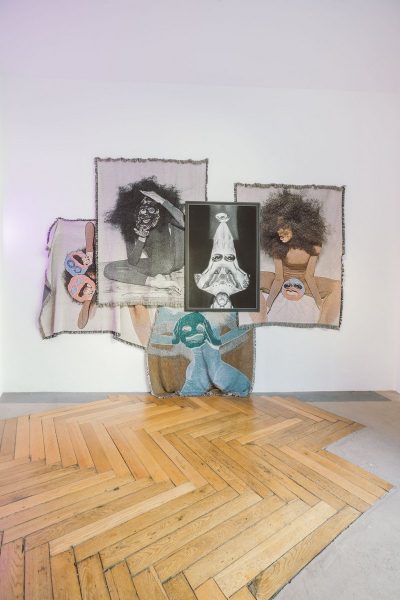 Diese Serie zeigt die Tänzerin Rebecca Horner in einem intensiven Dialog mit Keramikmasken. Ihre Bewegungen sind radikal, verspielt, expressiv – ein körperliches Spiel zwischen Verbergen und Zeigen, zwischen Rolle und Identität. (Foto Jenny Koller)