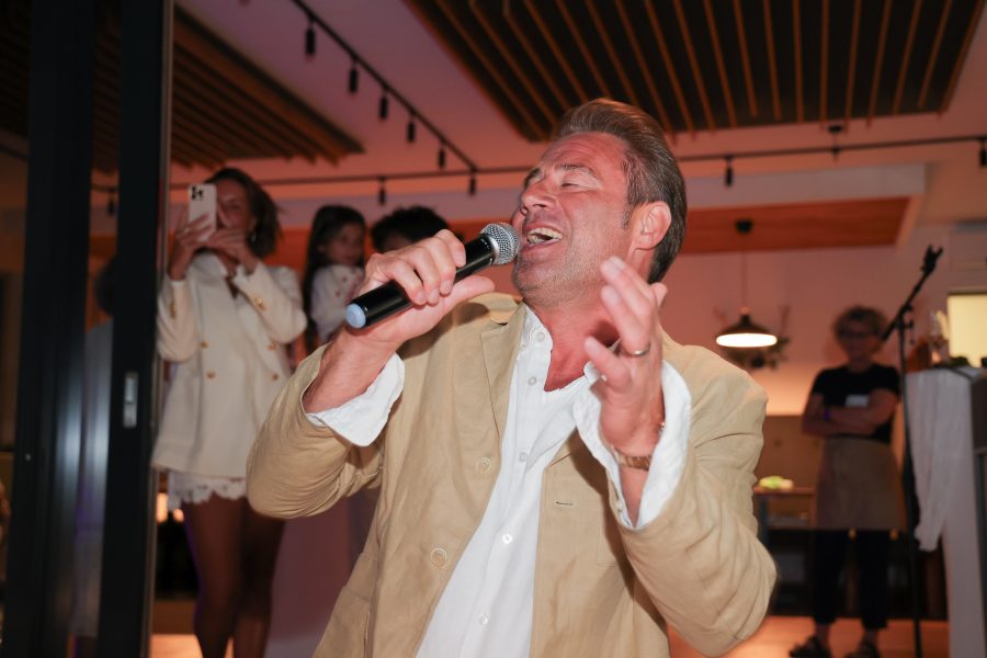 Beim OBEGG Sommerfest gab Popstar&nbsp;SASHA&nbsp;ein Spontan-Konzert und performte seinen Welthit „If you believe“. (Foto Monika Fellner)