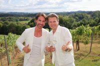 Beim OBEGG Sommerfest 2025 feierten Adi Weiss und Michael Lameraner gemeinsam mit prominenten Gästen und Freunden die neue Ausgabe von OBEGG – Best of Südsteiermark. (Foto Monika Fellner)