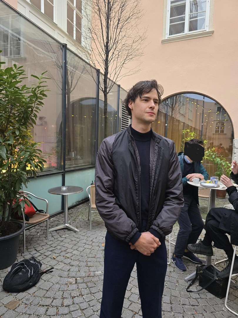 Im Landkrimi ACHT spielte Thomas Prenn einen Polizisten, „der aufs Land versetzt wird, der mit sich struggelt und irgendwas verarbeiten muss, aber einen harten Kern und so Armee-Vergangenheit hat.“ (Foto Hedi Grager)