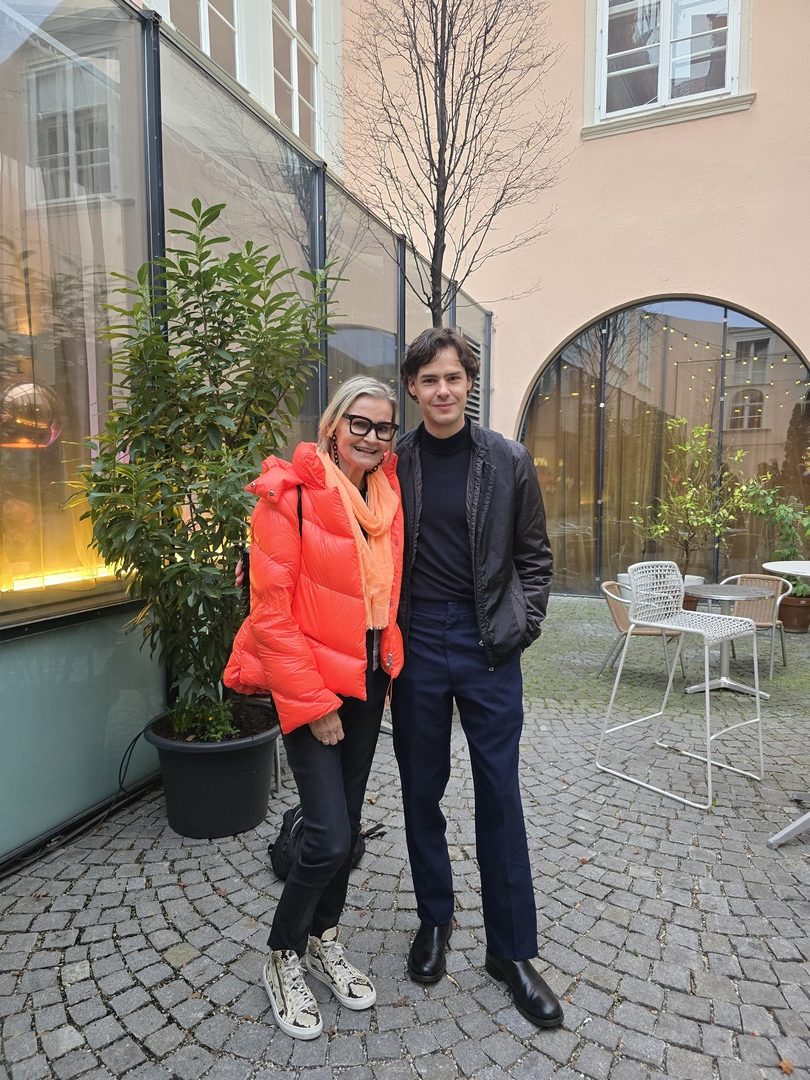 Der mehrfach ausgezeichnete Schauspieler Thomas Prenn ist bekannt für fragile Männerrollen. Für die Präsentation des Landkrimi ACHT kam er ins Grazer Schubertkino. Im Bild mit Journalistin Hedi Grager. (Foto Hedi Grager)