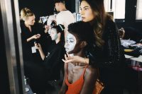 Rebekka Ruetz präsentierte ihre neue FS26-Kollektion im Rahmen der Berlin Fashion Week. (Foto Beind the scenes by Milena Zara)