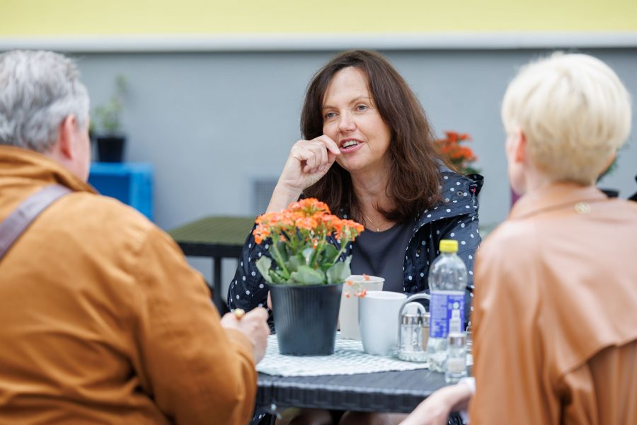 Der Erfolgsroman von Martina Parker „Zuagroast – Ein Gartenkrimi“ wurde verfilmt. Mit dabei u.a. Hilde Dalik und Julia Koch. (Foto Erwin Scheriau)