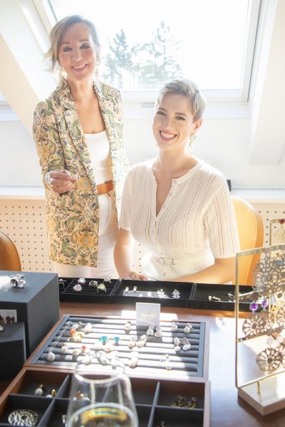 Auch Topmodel&nbsp;Lou-Anne Gleissenebner konnte einige Schmuckstücke der Designerin Evelin Urbanski probieren und ist von ihnen begeistert. (Foto Jürgen Hammerschmid)