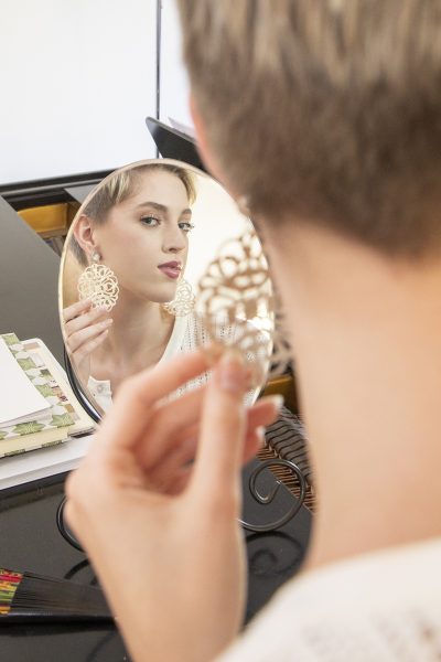 Topmodel Lou-Anne Gleissenebner: "Ein Schmuck, der definitiv auffällt und leistbar ist. Ich finde es großartig, dass mit dem Kauf „Woman Empowerment“ unterstützt wird.“ (Foto Jürgen Hammerschmid)