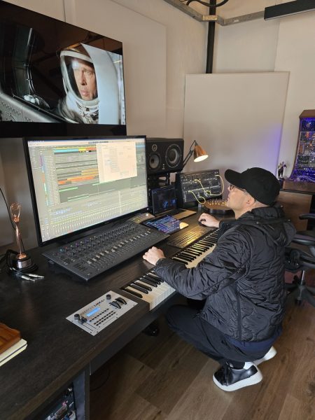 Walter Mair in seinem Studio in London. In seinen Werken verbindet er oft den Klang akustischer Instrumente mit Elementen elektronischer Musik. So werden zum Beispiel Orchesteraufnahmen mit einem Modularsynthesizer verändert. (Foto Reinhard Sudy)
