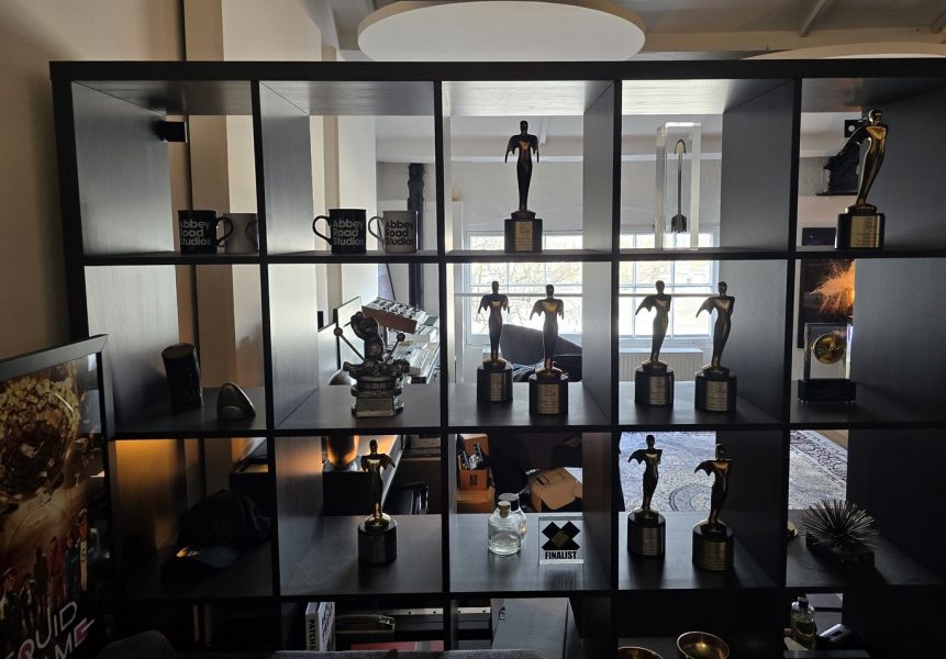 In seinem Studio in London hat Walter Mair auch seine vielen Preise und Auszeichnungen stehen, die er schon erhalten hat. (Foto Hedi Grager)