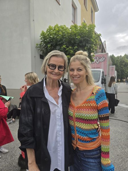 Hilde Dalik: "An meiner Rolle Journalistin Vera Horvath hat mich alles gereizt. Ich habe den Roman gelesen und fand ihn super wie auch das Drehbuch. Im Bild mit Hedi Grager. (Foto privat)