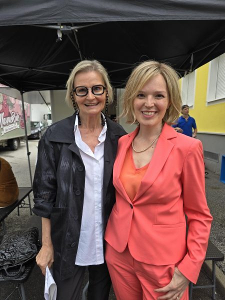 Die Schauspielerin Julia Koch mag an ihrer Figur, der Architektengattin: "Sie zeigt im Film viel Emotionalität und das fand ich schon mal sehr reizvoll. Im Bild mit Hedi Grager. (Foto privat)