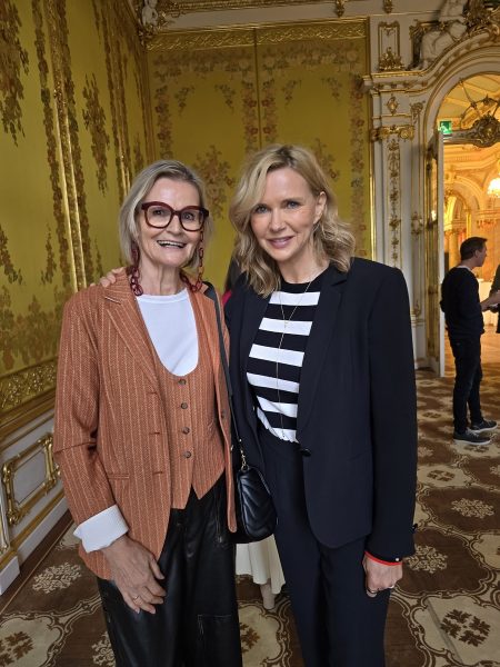 Pressekonferenz KURIER ROMY 2025 im Palais Coburg: Journalistin Hedi Grager im Gespräch mit Veronica Ferres. (Foto privat)
