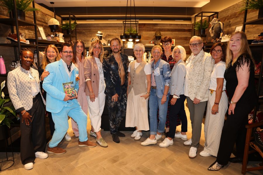 Luis Trenker x Philipp Hochmair - Buchpräsentation „Hochmair, wo bist du?“ - Das Luis Trenker Store Salzburg Team und "Fans". (Foto Uwe Brandl / Luis Trenker)