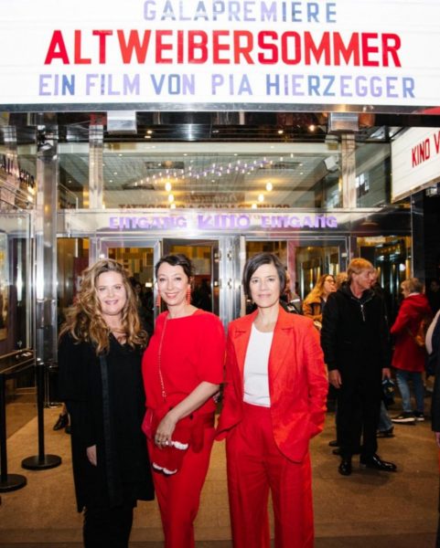 Bei der Premiere von "Altweibersommer", dem Regiedebut von Pia Hierzegger. Im Bild mit Diana Amft und Ursula Strauss. (Foto Filmladen / Teresa Wagenhofer)