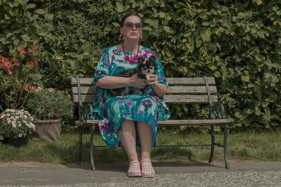 "ZUAGROAST" - Der Trailer beginnt mit&nbsp;Barbara Karlich, die als "Elfriede Großschädl" über alles Bescheid weiß, was sich im Dorf abspielt. (Foto Stefanie Leo)