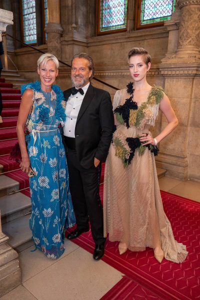 Der Diversity Ball 2025 im Wiener Rathaus stand unter dem Motto „TOGETHER WE RISE“: GNTM-Gewinnerin 2022 Lou-Anne Gleissenebner mit Mama und GNTM-Finalistin 2022 Martina Gleissenebner-Teskey. (Foto Andreas Tischler)