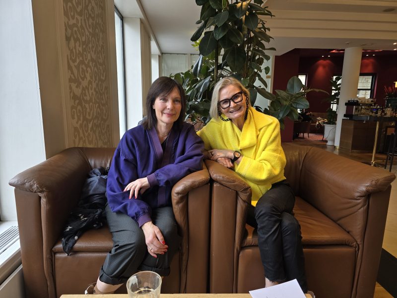 Auf die Frage von Journalistin Hedi Grager, ob Evi Romen gerne noch einmal 20 sein wollen würde, meint diese: "Ja, mit dem Wissen von heute sehr gerne. Sonst nicht.“ (Foto Hedi Grager)