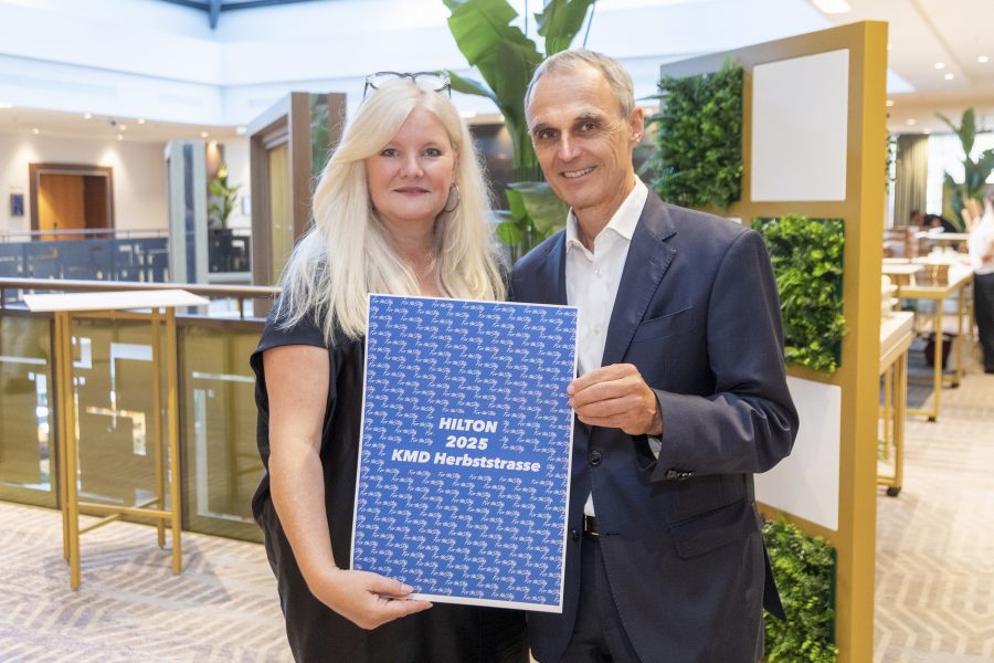 Anlässlich des 50. Geburtstags hat Hilton einen Kreativwettbewerb zum neuen Markenauftritt von Hilton Hotels & Resorts initiiert. Gabriele Sulzgruber-Schartl, KunstModeDesign Schule Herbststrasse, und Norbert B. Lessing, Area General Manager Hilton Österreich, Kroatien und Tschechien. (Foto Jürgen Hammerschmid)