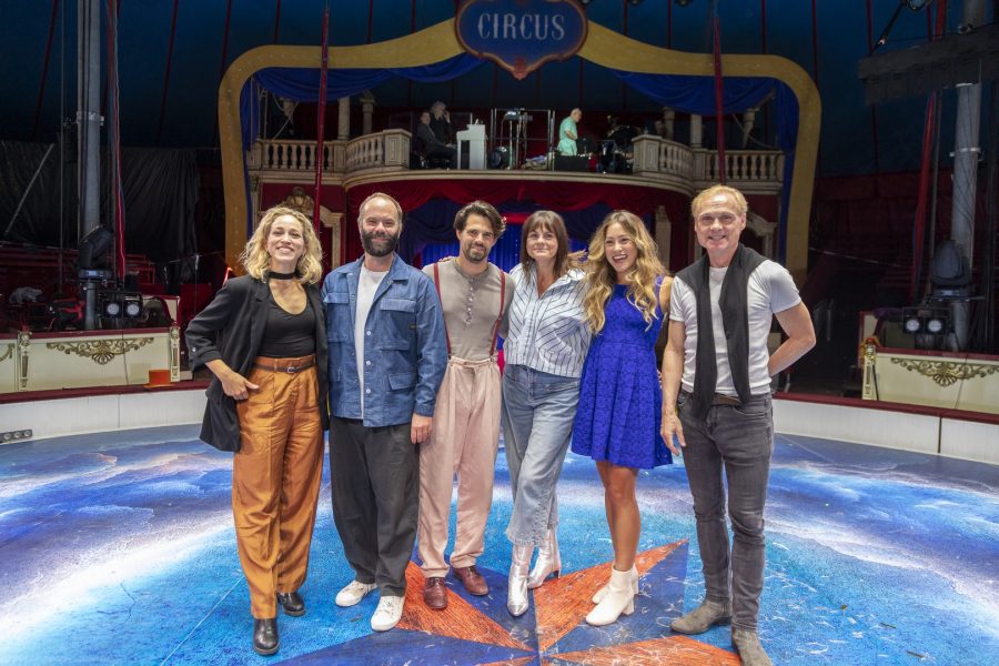 Cagliostro – Johann Strauss im Zirkuszelt: Katharina Gorgi, Michael Schachermaier, Josef Ellers, Eva Maria Marold, Sophia Gorgi, Johnny Bertl. (Foto Jürgen Hammerschmid)