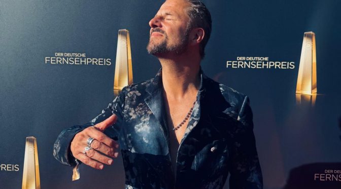 Philipp Hochmair trägt Luis Trenker beim Deutschen Fernsehpreis 2025