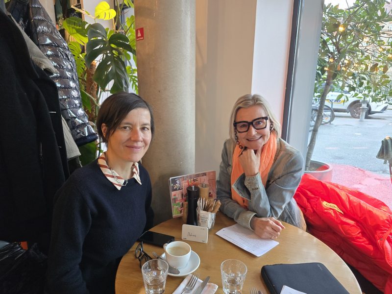 Die vielseitige Kreative Pia Hierzegger im Gespräch mit Journalistin Hedi Grager. (Foto Hedi Grager)