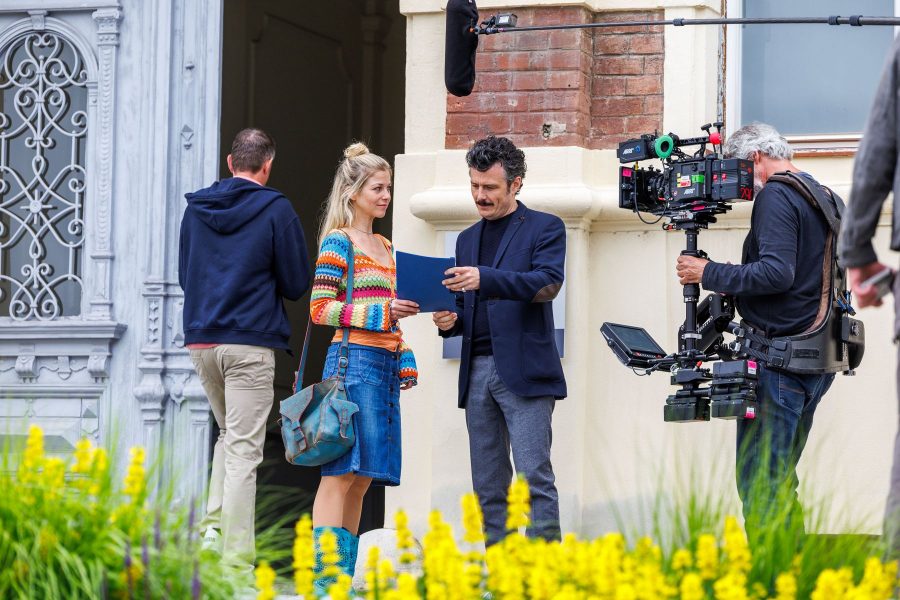 Die Schauspieler Manuel Rubey und Hilde Dalik während der Dreharbeiten zu "Zuagroast" im burgenländischen Pinkafeld. (Foto (c) ServusTV / Erwin Scheriau)