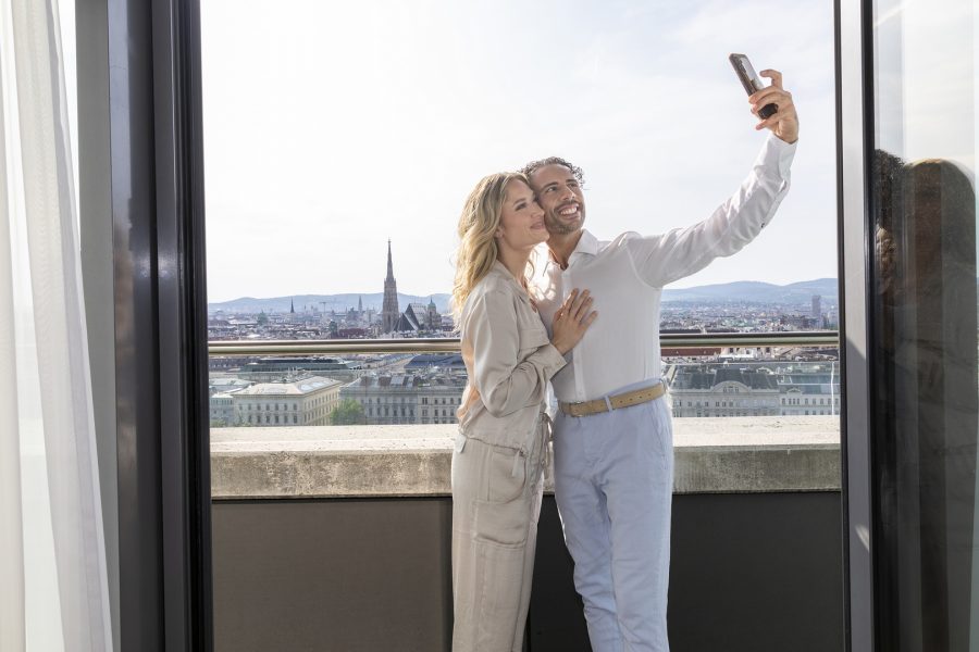 Corinna Kamper & Danilo Campisi zu Gast im&nbsp;Hilton&nbsp;Vienna Park. Nach dem Finale von Dancing Stars genießt Danilo Campisi den Blick über den Stadtpark bis zum Stephansdom. (Foto Jürgen Hammerschmid)